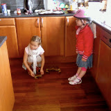 Las hermanas de Michelle jugando con los cangrejos que pescamos.<br />
Michelle's sisters playing wih the crabs we got.