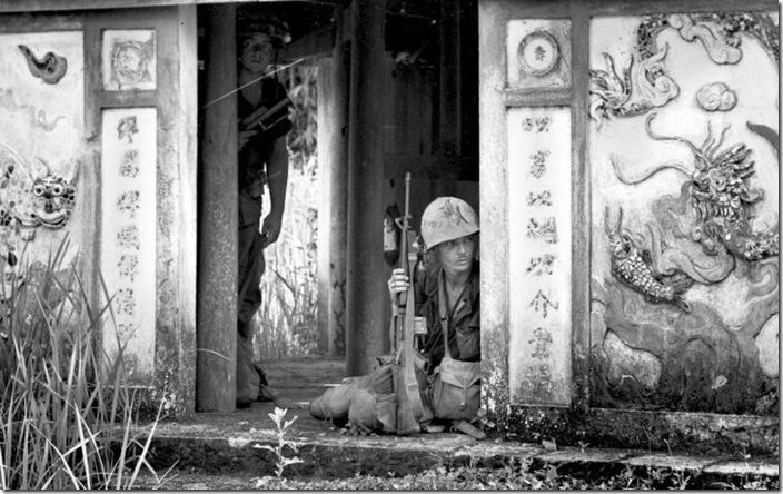 VIETNAM WAR U.S. MARINES PATROL