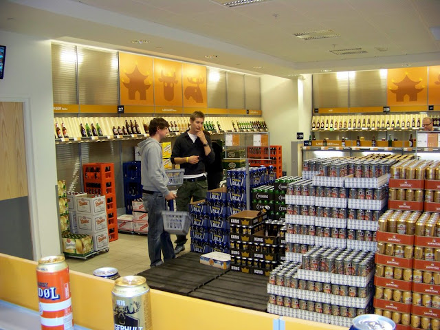 Systembolaget. Ein staatlicher Laden, in dem es NUR Alkohol gibt. In normalen geschäften darf nur Bier bis max. 3,5 % verkauft werden. Toller Laden! Paradisisch!