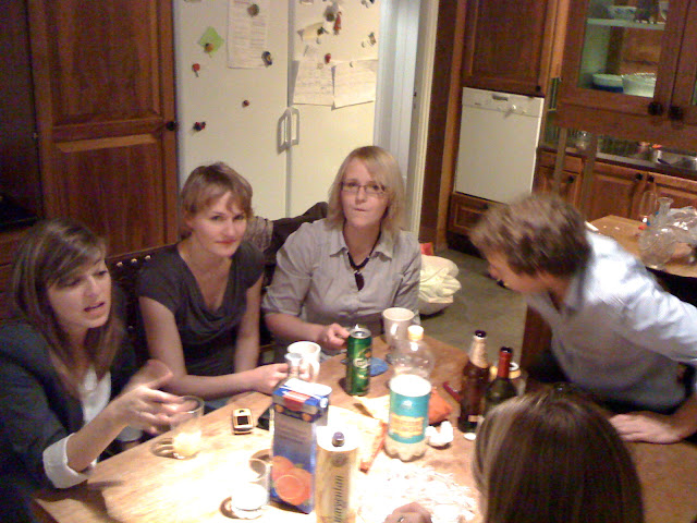 Einer der Abschiedsabende bei den Franzosen. Zu sehen v.l.n.r. Jade (Frankreich), Steffi (Marburg), Saara (Finnland), Romain (Frankreich), Pauline (unten rechts, Frankreich). nicht zu sehen: Nicolas (München), ich (...)