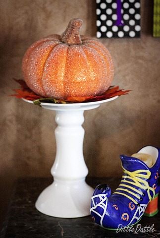 [Fall Decor - pumkin on a pedistal[2].jpg]