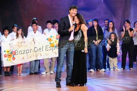 Tinelli abraza a Patricia después de cantar..JPG
