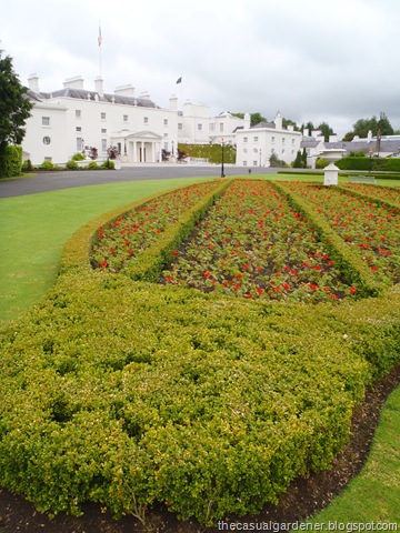 [White House With Harp Topiary[16].jpg]