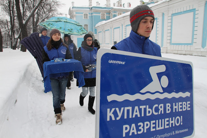 Активисты "Гринпис"  попытались передать губернатору Матвиенко маску и ласты для плавания в Неве (фото, видео)