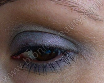 Blue eyeshadow look with purely cosmetics mineral powders