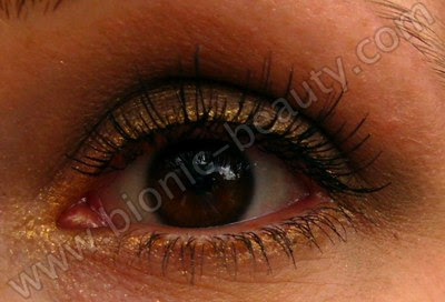 St Patricks Day green makeup look by Bionic Beauty