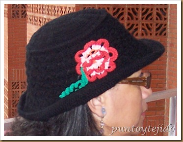 Negro y Gris con sombrero tejido 001