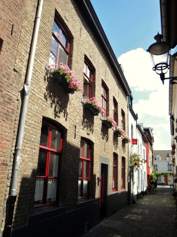 [Alleyway Maastricht[4].jpg]