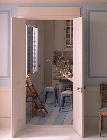 http://lh6.ggpht.com/_cHnXDLjHkfU/TYtf6EN-pYI/AAAAAAABnHQ/lLId1Ai6qvM/kevin_sharkey_blue_doorway.jpg?imgmax=800