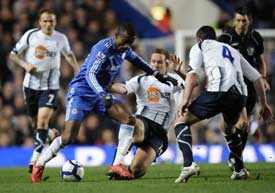 Penyerang Chelsea, Salomon Kalou cuba dihalang pemain Bolton dalam aksi EPL di Stamford Bridge 14 April 2010.