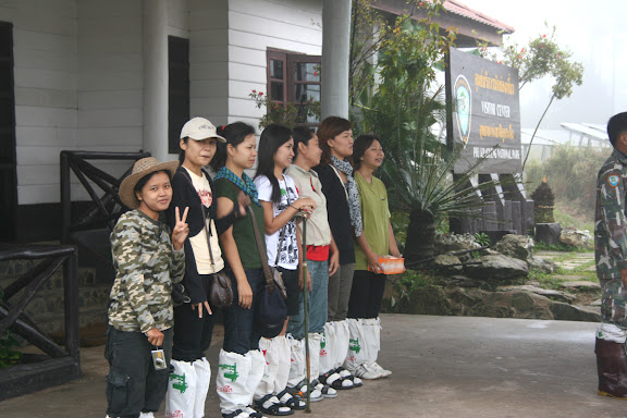 เรียงแถวหน้ากระดานเคารพธงชาติ 