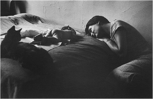 [Elliot_Erwitt_NYC_Mother_and_Child[3].jpg]