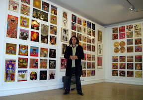 Javier Panera junto a las obras expuestas