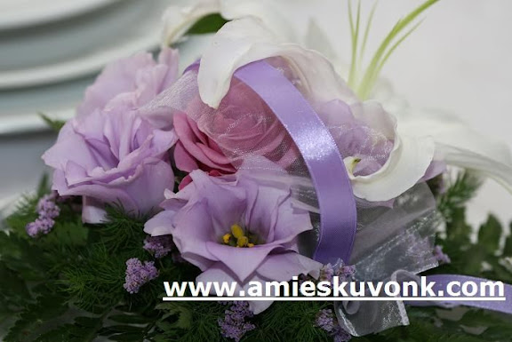 Lila esküvői dekoráció (rózsa, lisianthus)