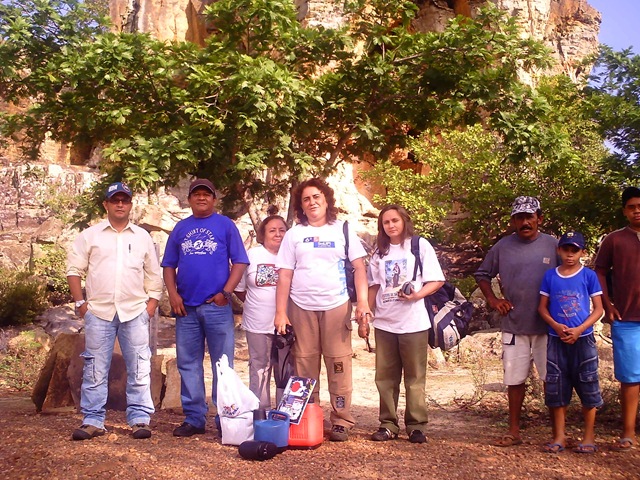 [Arqueólogos e equipe na Pedra do Castelo[3].jpg]