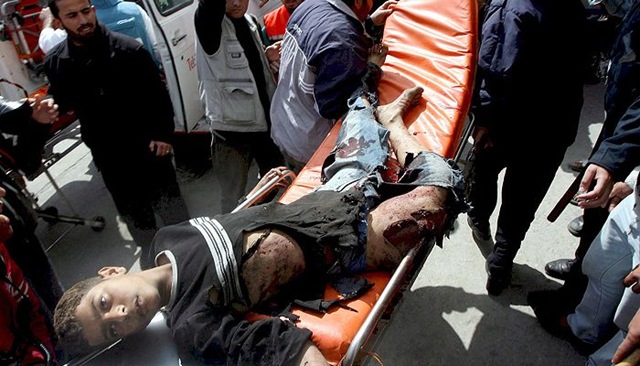 [Palestinos-trasladan-a-un-joven-herido-al-hospital-2008030113183215hg2[4].jpg]