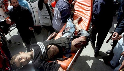 Palestinos-trasladan-a-un-joven-herido-al-hospital-2008030113183215hg2