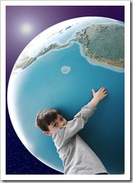 menino-abraçando-o-mundo