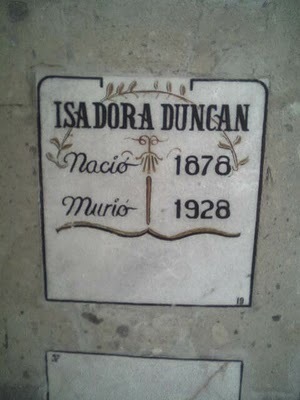 [isadora duncan's fake mexican grave[12].jpg]