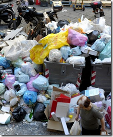 Napoli di nuovo invasa dai rifiuti