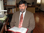 Rev. Manuel Rosero en su oficina