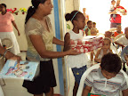 Hermana Celeste entregando el regalo