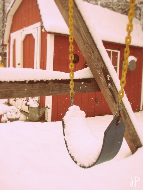 [swing in snow wm.jpeg[8].jpg]