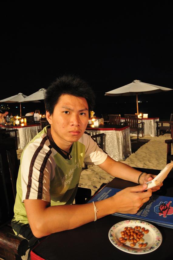 [jimbaran+hungry+face.JPG]