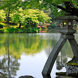 有名な二本足の灯籠。