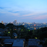 男子トイレの便器から眺めた金沢の夜景。