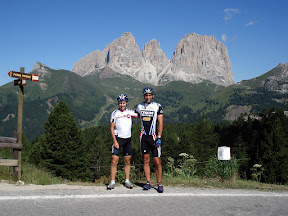 Al fondo el Passo Sella y el Sasso Lungo