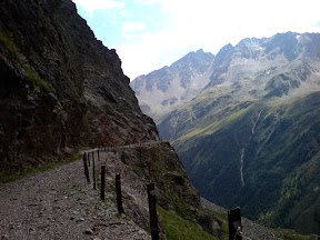 Este año no pasé por el tunel del Gavia e intenté subir en bici por el exterior. Esto si que es mítico. Lástima que solo pudiese ciclar 200 metros y el resto lo tuviese que subir empujando la bici.