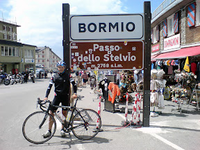 El Stelvio. Este año solo lo subí por Bormio aunque pensaba hacerlo también por su vertiente de Prato. El dolor de cabeza causado por la copa de vino blanco que tome en el hotel al llegar a Bormio me lo impidió. Por lo menos no me la pegué bajando...