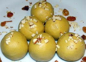 Indian Sweets: Besan ladoo (laddu)