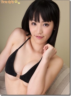 Jap idol in black bikini (1)