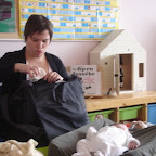 gelevlindertjesklas-maart2010- juf Lieselot en baby Arthur
