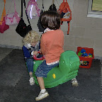 Spelen in de grote zaal, samen met de peuters. (Rode vlindertjes)