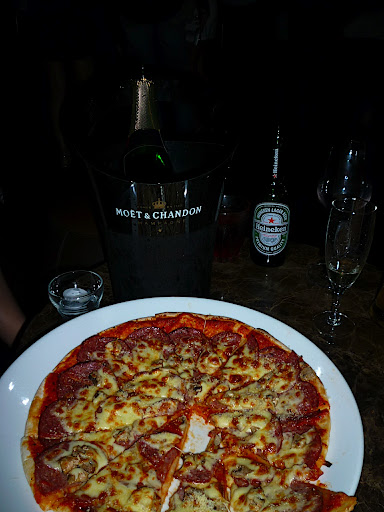 Stilvoll in der New Asia Bar. Champagner mit Salamipizza! Stilvoll in der New Asia Bar. Champagner mit Salamipizza!