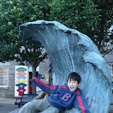 Kai on the wave statue on Thames St
