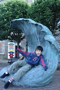 Kai on the wave statue on Thames St