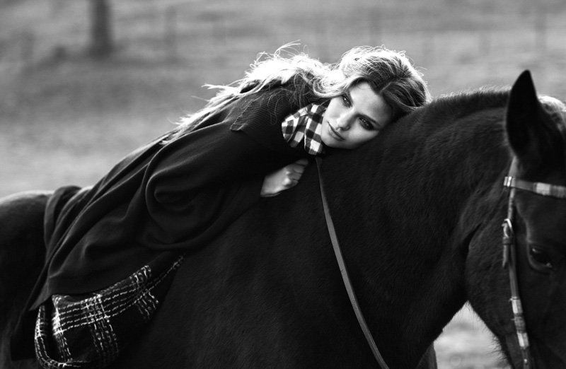 [grazia_italy2011_michelle_mccallum_ztombor_8[3].jpg]