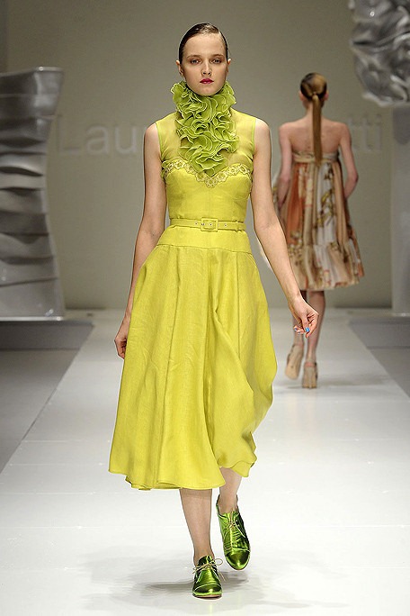 [LAURA-BIAGIOTTI-SPRING-2011-RTW-PODIUM-024_runway[13].jpg]