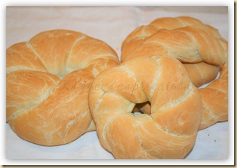 ciambelle di pane intrecciate all'olio1 ciambelle di pane intrecciate all'olio1