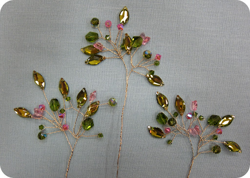 For this bracelet you need 3 sets of branches, 2 large flowers and 3 small flowers.