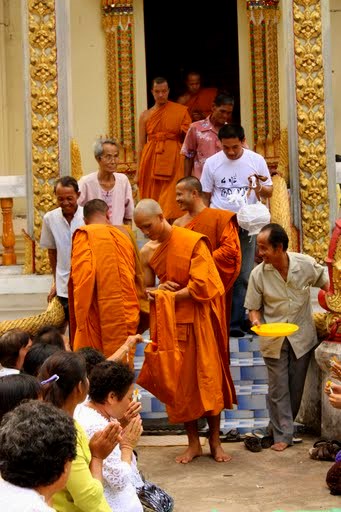After the monk ceremony ends, Prayoon comes down to greet his family yoon,monk