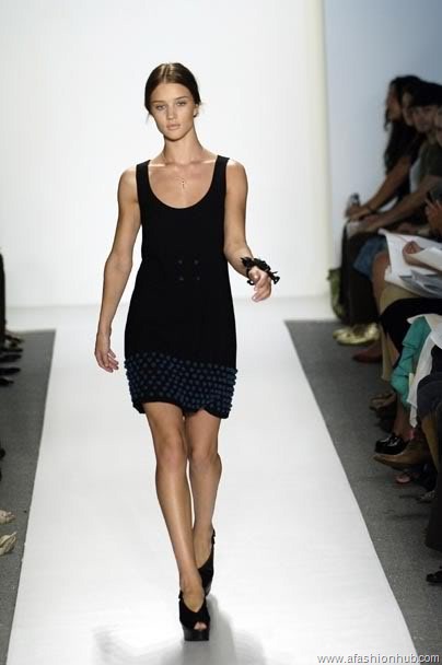 [Rosie Huntington-Whiteley Runway fashion Show (7)[2].jpg]