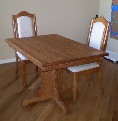 Colonial Dining Table in Medium Oak