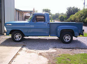 Lee Doucet's stepside F-100. I love that Blue.