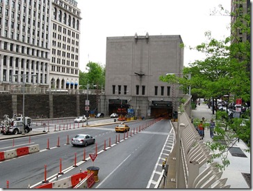 Portal de Manhattan del túnel Brooklyn-Battery en 2008, por Jim Henderson