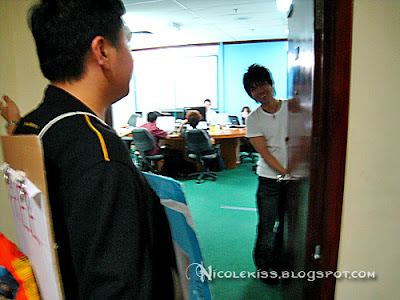 Simon knock knock knocking to give the Nuffnang team a surprise. This was my first time to the office! So wheeee, after like a whole year of knowing Timothy only NOW i've gone to see the office.